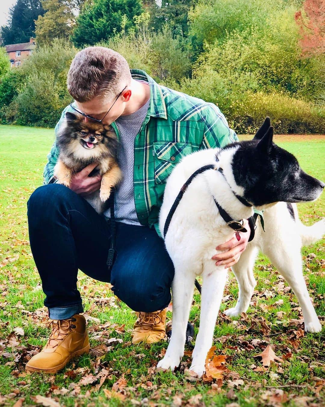 ハミッシュ・ゲイマンさんのインスタグラム写真 - (ハミッシュ・ゲイマンInstagram)「When the dogs are more interested in squirrels than a family photo 😂 Which photo do you prefer 1 or 2?  These two mean the absolute world to me (and Amelia), the unconditional love they give is everything ❤️ Looking forward to a long Autumn walk tomorrow in the South Downs. — 📷 @ameliaskating  👓 @oliverpeoples  👕 @levis_uk  🥾 @nike  — #furbabies🐾 #dancingonice #oliverpeoples #levisjacket #nikeairforce #brosandpups」11月8日 2時20分 - hamishgaman