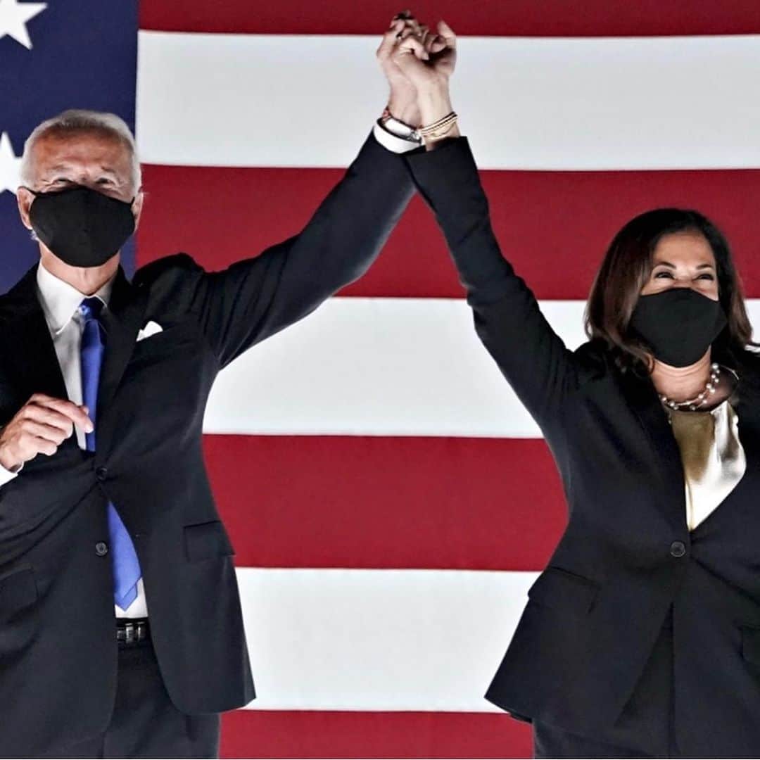 ラズ・アロンソのインスタグラム：「Democracy won! GOD BLESS AMERICA! 🙌🏾🙏🏾」
