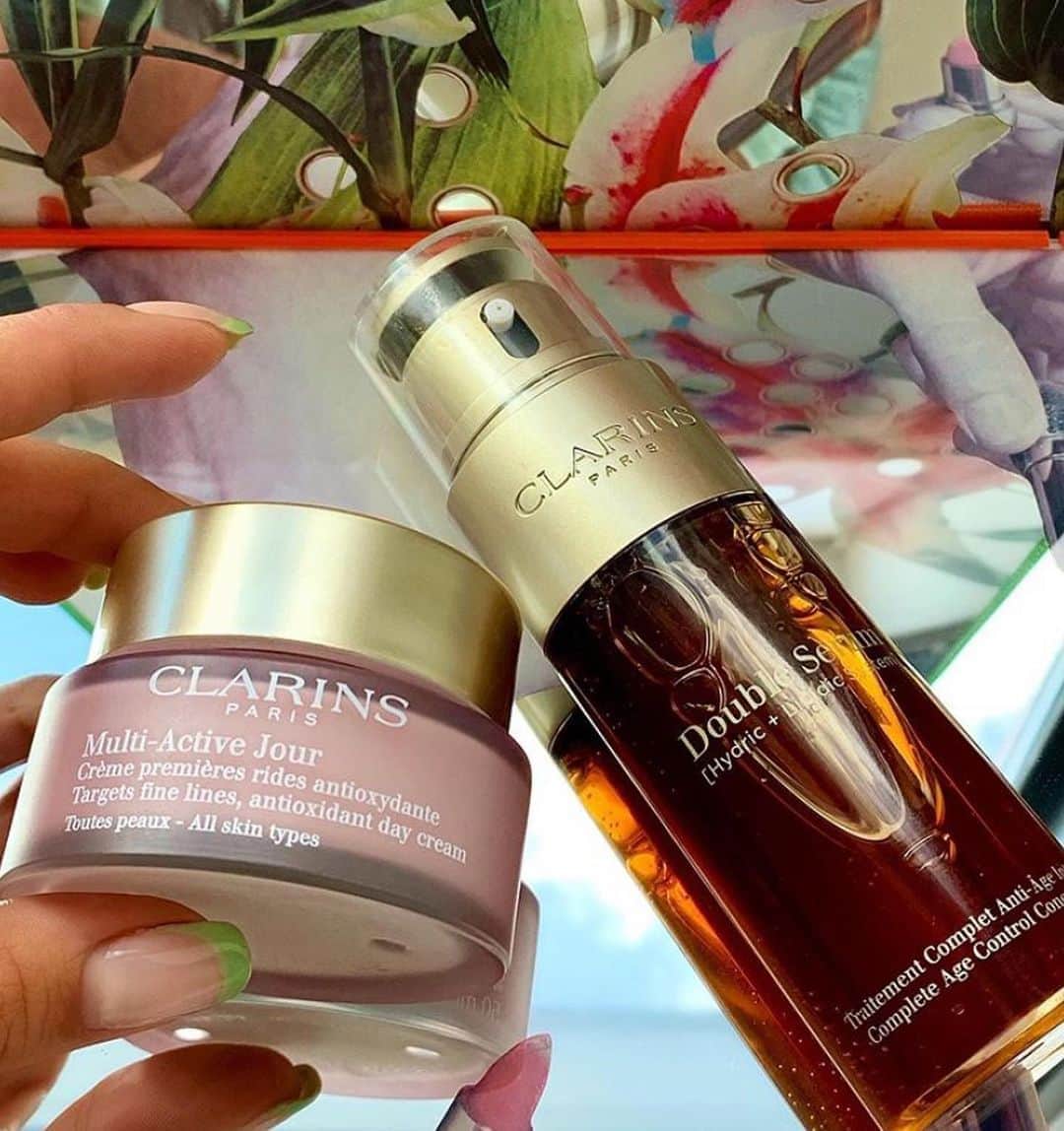 CLARINSさんのインスタグラム写真 - (CLARINSInstagram)「@zaharaadavis gets glowing skin from her favorite plant-based skincare combo 🦋 🌿Double Serum + moisturizer 🌿 Have you tried this glow combo?!  #clarinsskincare #skinsolutions #clarins #glow」11月8日 2時28分 - clarinsusa