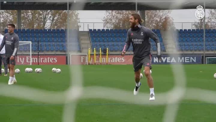ティボ・クルトゥワのインスタグラム：「👐🏻⚽️ #HalaMadrid」