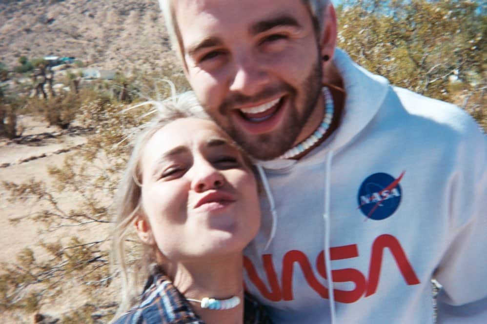 のインスタグラム：「Uh, hey, Mia. Um, I miss you. Just so you know. Ya, I think that’s  it ... oh and u make me the happiest boy in space 😋👽🌎」