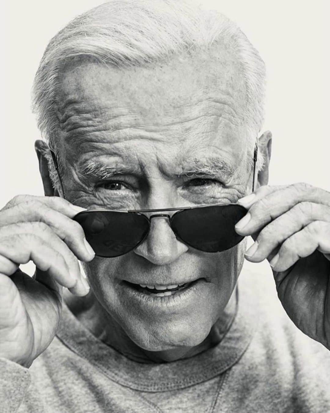 ソフィア・リッチーのインスタグラム：「Currently crying and dancing. As a first time voter, I felt empowered to be involved in such an important election. Lets start picking each other up instead of tearing each other down. Lets be better and do better. Lets not forget that we share this beautiful country! What a historic day I will never forget. Time for healing ❤️🤍💙」