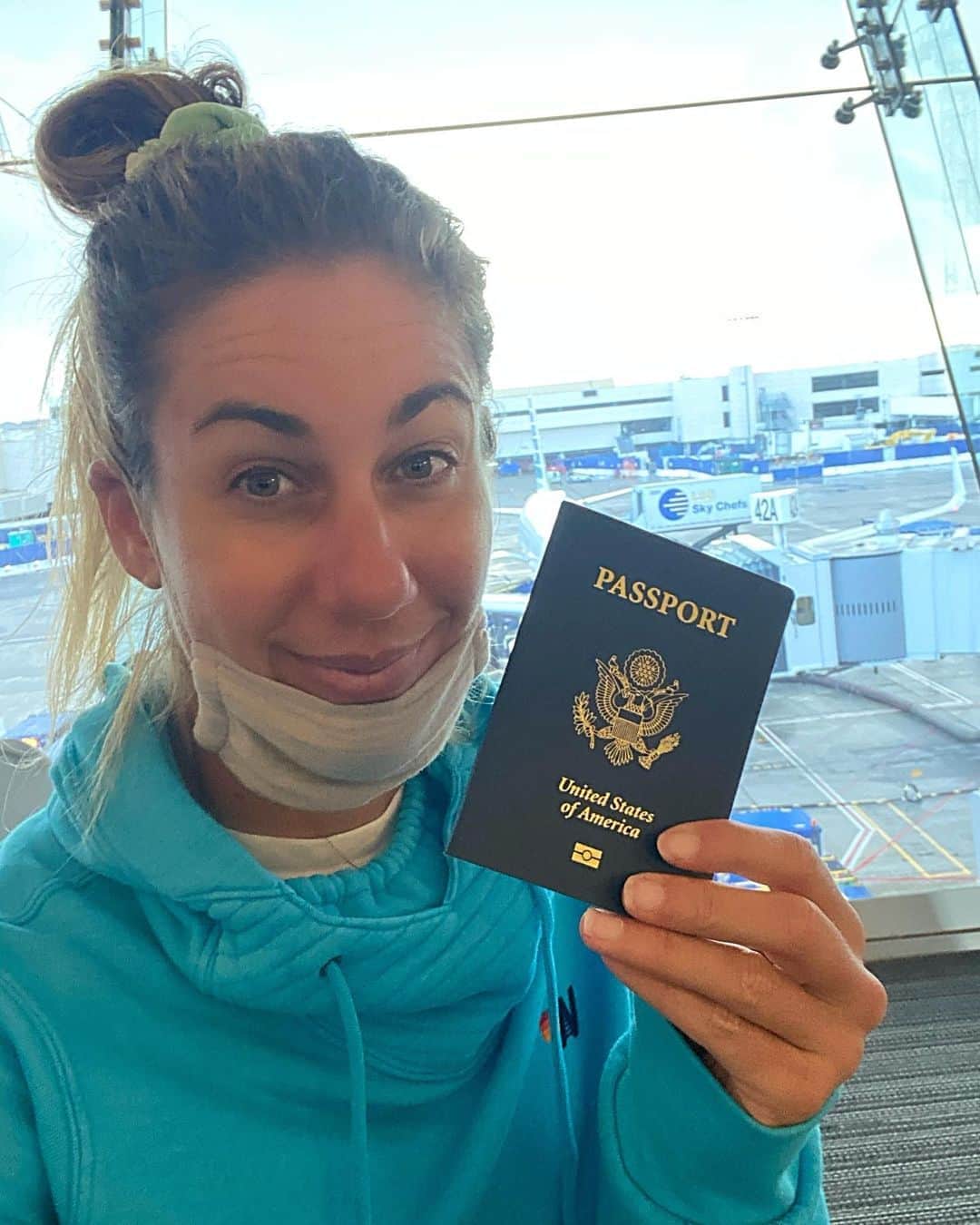 エイプリル・ロスのインスタグラム：「Friends. Let me tell you about this passport 😅   An Emoji Story: 🏡🧳👀🛂🙅🏼‍♀️🙆🏼‍♀️👀🚙👀🏦🏫🏣🙅🏼‍♀️🤷🏼‍♀️👀🏡💯✖️🙈🙅🏼‍♀️😣📲📞🗣👂🏼☀️🦸🏻‍♀️📞➡️🏛☀️🏃🏼‍♀️🤞🏼🏃🏼‍♀️🏃🏼‍♀️😬😬🙏🏼🙏🏼🙏🏼🛂👍🏼😱😅😅😅🙌🏼🙌🏼🌙⌛️✈️🇧🇷🏐🌴🧉🌊🏄🏼‍♀️🥳  Any guesses?? 😂」