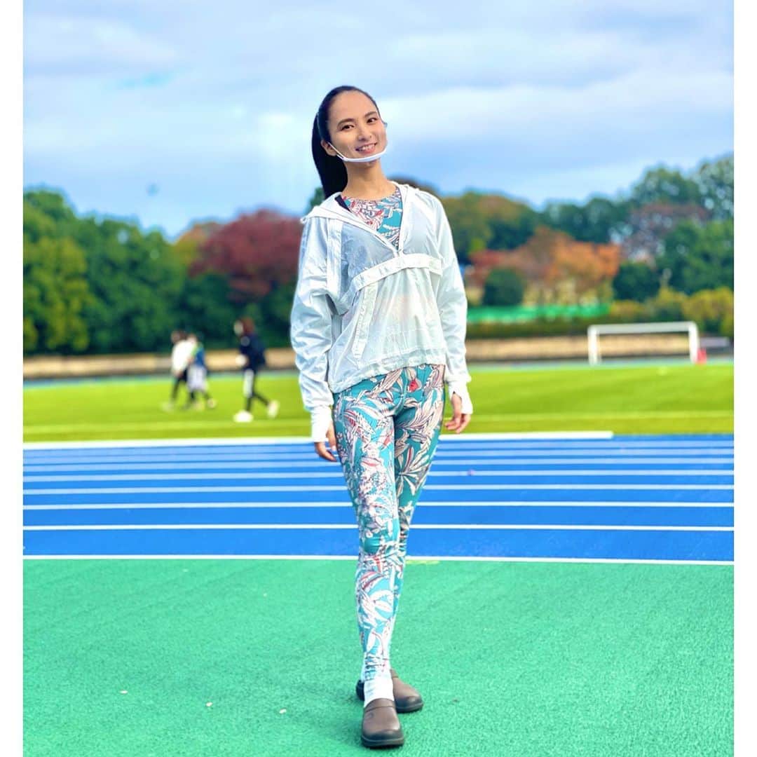 芥川舞子のインスタグラム：「. . 多摩市スポーツ復興課主催のTAMARIKU YOGAが無事終了しました！ . 完全予約制にも関わらず、初心者向け・経験者向けという2レッスンそれぞれ150名近くの参加者が集まってくださいました。 . 多摩市にはこんな綺麗で立派な競技場があるのですね！ 裏には武道館もあり、施設が充実してました。 . 屋外の広々としたスペースで爽やかな秋風を感じながら呼吸できたことで、ご一緒した方々はきっと心と身体が解き放たれたのではないでしょうか🍁 . 思うように外出できない日々が続きますが、こうして健全な環境を作って頂きながら安心してまた集える機会が、これから増えると良いなと改めて思いました。 . 開催日までの準備から当日の間中、細やかにサポートしてくださった多摩市の方々、 参加者の方々、 急遽、満腹な中ポーズモデルを引き受けてくださった芥川洋輔先生に感謝です。 . ありがとうございました！ . . #多摩市スポーツ推進計画2020  #多摩市陸上競技場 #TAMARIKUYOGA #芥川舞子」