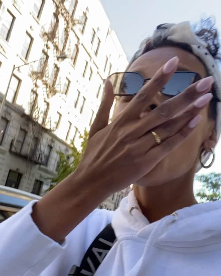 グレースマハリーのインスタグラム：「BUH BYEEEEE 👊🏾👋🏾👋🏾」