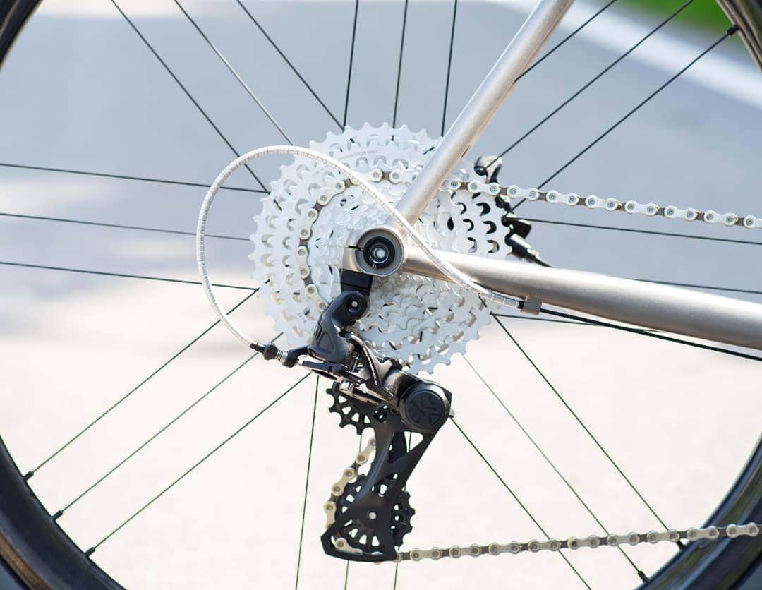 カンパニョーロさんのインスタグラム写真 - (カンパニョーロInstagram)「A dream bike - the Passoni Cicloprato equipped with Campagnolo Ekar and Shamal wheels. A high performance titianium Italian gravel machine.  #Ekar #Campagnolo #Passoni #BornBeforeRoads #Gravel」11月8日 2時43分 - campagnolosrl