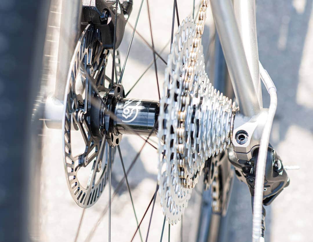 カンパニョーロさんのインスタグラム写真 - (カンパニョーロInstagram)「A dream bike - the Passoni Cicloprato equipped with Campagnolo Ekar and Shamal wheels. A high performance titianium Italian gravel machine.  #Ekar #Campagnolo #Passoni #BornBeforeRoads #Gravel」11月8日 2時43分 - campagnolosrl