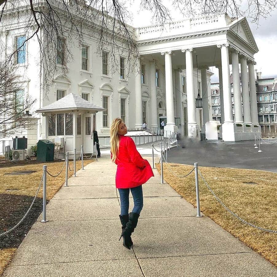 アリサ・ラモスのインスタグラム：「WE DID IT!!! 🇺🇲💙 JoMala about to be strolling into the White House liiikkeeee 💃💃💃🇺🇲🇺🇲🇺🇲!!!!! So happy that I actually can't stop crying!!!! . We have our FIRST FEMALE VP and FIRST POC VP!!! We have people who care about ALL U.S. citizens AND the environment!! . No more ridiculous, absurd changes in the favor of a few selfish people. No more bullying by a person in power (except ya right he's never going to shut up on Twitter). No more brainwashing for the sake of power. No more sexism and racism in the White House!!! . I am so incredibly proud of every single person who voted, and every person who used their platforms to voice their opinions. I personally at least feel like all the negativity that came from it was worth it!! . I'm already excited for brighter days ahead, positive changes and improvements, and the restoration of peace and faith amongst U.S. citizens. . That being said, I also truly hope and pray that the extreme supporters of the opposite party take this news peacefully and respectfully. I fear for the violence that may come, especially since the losing party seems to be encouraging it. We call that being a "sore loser", a term typical only used with children. Please don't be a child. . Finally, this gives me hope that we are finally progressing in major ways for women and people of color!   Who knows, in 2024 it could be another woman standing where I am in the White House...running it instead of just visiting! 🙋🏼‍♀️💪🏽🇺🇲 . How will you be celebrating this monumental WIN?? . . #elections2020 #bidenharris2020 #jomala #thewhitehouse #washingtondc #MyLifesATravelMovie」