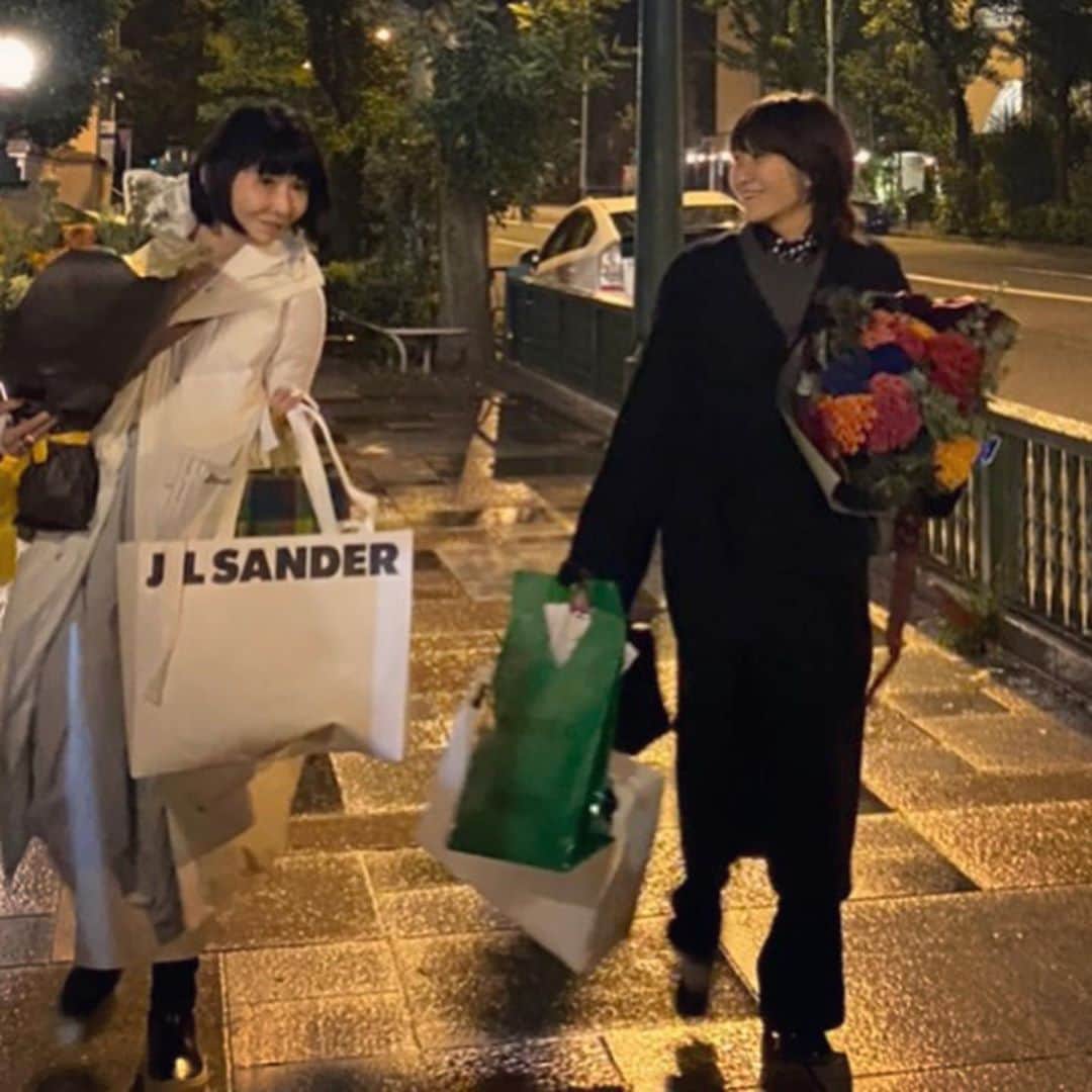 風間ゆみえのインスタグラム：「10月生まれの女ふたり  ずいぶんと大人になったよね  欲しいものは高すぎて困るし 運動はちょっと億劫だったりするし 久しぶりにはいたハイヒールはぎこちない足どりになるし どこでもドアも持ってるし 月の美しい夜にうっとりとするし 朝日が昇れば平和を願うこともできるし 生命原理は決して弱肉強食ではないことも知っているし 頭で考えるよりも先に胸の鼓動に耳をすますことが大切だと思っているし 瞬きをするごとにいつものなんでもない風景を輝かせることもできるし  50一歩手前今のところまだまだ過去に戻りたい願望は湧いてこない  今がいい 明日もいいから明後日もいい つまらない日でもいい 悲しい日は少しがいい  しなきゃいけないことなんてないから したいことをしている したいと思える  私たちはいつだって、流れる雲のように形を変えながら未来にいる  私たちはいつだってピュアに生きていくのでしょう  いつまでもおしゃべりしていたいね  でも私たちは大人だから眠らなきゃ 健やかであるためにね  肌あれなんてしないようにね  楽しい夜だったから大丈夫  居心地の良い夜に友に感謝🙏✨ @1030kei  @keikosasaki_mylan  @yulily0504  @kouta5858   みんなありがとう🥰 これからもよろしくね  2020/11/7  追記……  気がつけば、お互いに、お互いのラッキーカラーを着ていたね✨  #yumie_k_style」