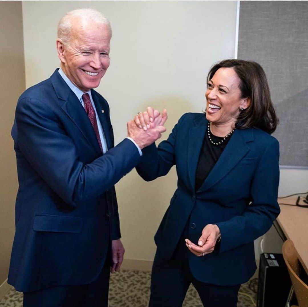 Julia Michaelsのインスタグラム：「I could honestly cry.. I think I will 😭😭😭 AHHHHH!!!! We did it!!!! #bidenharris2020」