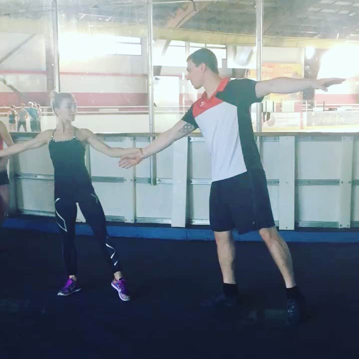 のインスタグラム：「Found something new on my phone that i had almost forgotten about 😊  #figureskating #pairskating #neverstoplearning」