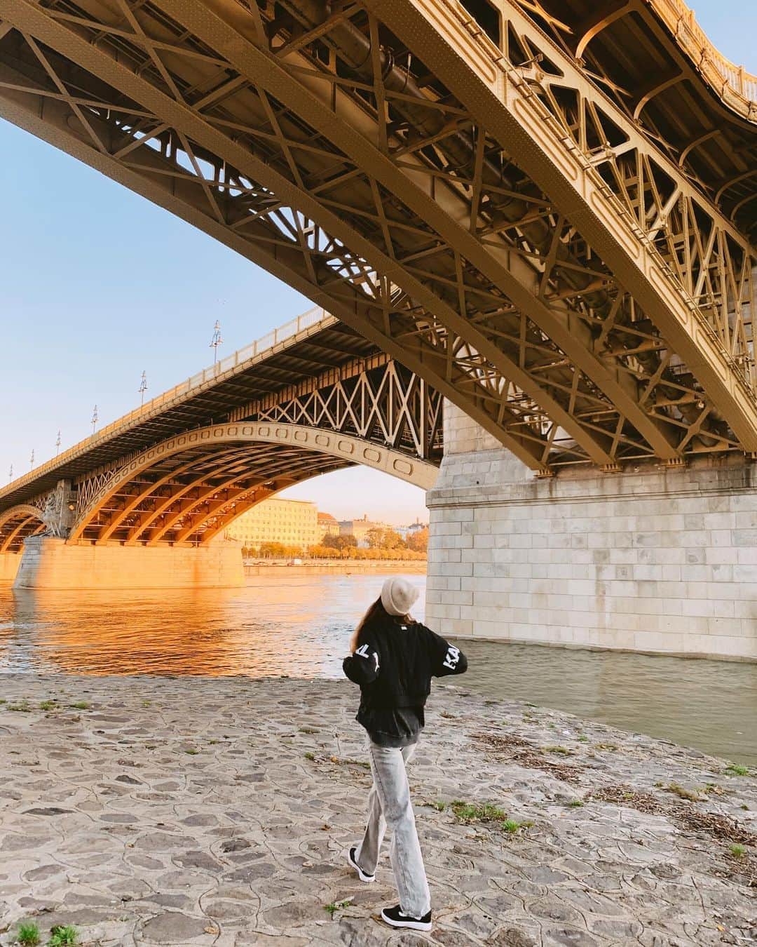 ズザンナ・ヤカボスのインスタグラム：「a legmesszebbi pont ahova jelenleg mehetek 🌞🍁 naponta 90 percre elhagyhatjuk a szállodát, és sétálhatunk a szigeten, ami napsütésben tényleg csodás 🎃🍂」