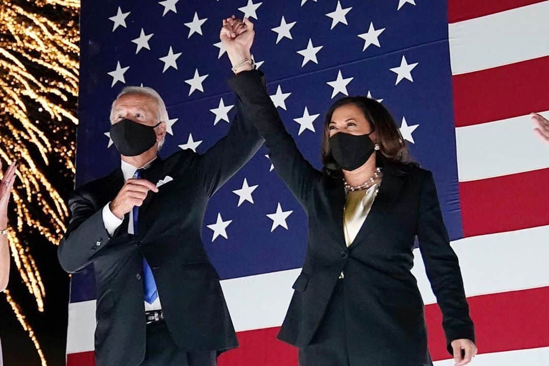 ケリー・オズボーンのインスタグラム：「Today my faith in mankind has been restored. Tonight will be the first night in a long time that I will sleep soundly. I am someone who can’t vote as I am English. I thank the American people for showing  the world what this beautiful country really is about. I have now decided to finish my application for citizenship... THIS IS AMERICA!!!! #FuckTrump」