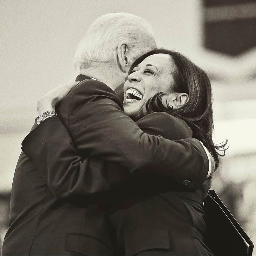 アナソフィア・ロブさんのインスタグラム写真 - (アナソフィア・ロブInstagram)「A day to truly celebrate 💙❤️🤍 The people have spoken  @kamalaharris @joebiden」11月8日 3時19分 - annasophiarobb