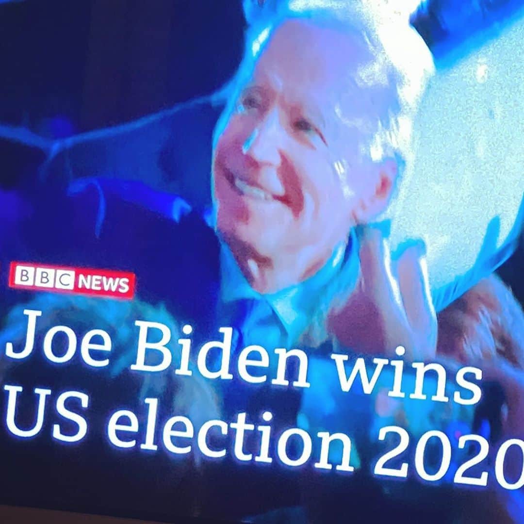 ブライアン・メイさんのインスタグラム写真 - (ブライアン・メイInstagram)「Congratulations to President Elect Joe Biden and trailblazer Kamala Harris !!! It’s been hard for me to stay silent over the last few days, weeks, months, but I felt it would be wrong to interfere in even the smallest way in the politics of another country.  But there is a part of me that will always be rooted in the USA - I love America and have felt profound pain watching its freedoms and decency being eroded.  I can now finally speak up.  I feel massive joy - I see this is a victory for the people by the people - and hopefully just in time to make it possible to start to heal the terrible damage that has been done to the American Nation and its standing in the World in recent times. I’m thrilled for my dear American friends, that they have taken this step to reclaim compassion, justice, truth, accountability, and dignity.  I’m well aware that America is split as to whether Trump as a president was a Champ or a Chump. But what you guys will discover over the next few weeks is that the rest of the world was NOT split.  The whole world, like me, is rejoicing with you at this moment - feeling that we are getting our best friend back - our friend America.  Yes - I will pray for unity and decent debate, with some great Rebublicans sharing the work load in the new regime.  And - Yes - at last - the United States of America can again be Champions of the World !!! Bri 💥💥💥💥 hmmm .... I just tried to ‘pin’ a nice comment from a Republican guy and deleted it by  mistake.  Damn !  Apologies - I don’t know how to undo this action.  I gotta say thanks to many of you on this page  who supported Trump but have cut me some slack. My prayers are for unity in the future - and I’ll do what I can to foster reconciliation and tolerance.  It’s a New World - let’s make it a better one.  Bri」11月8日 3時28分 - brianmayforreal