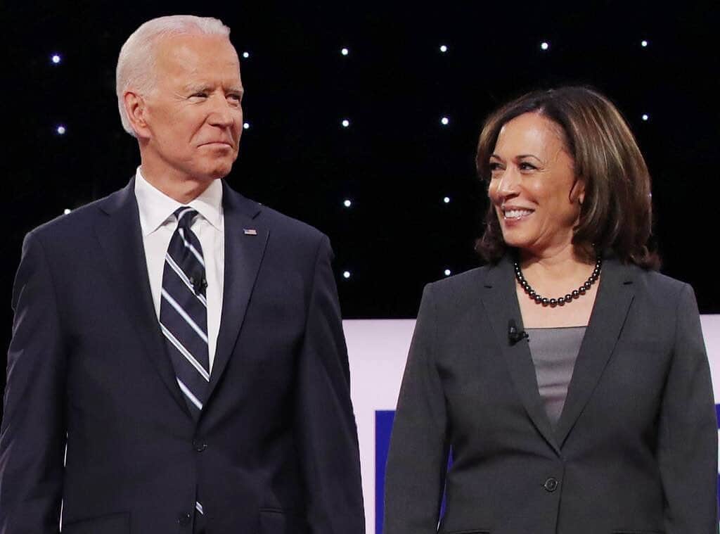 スコット・ホアイングさんのインスタグラム写真 - (スコット・ホアイングInstagram)「YESSSSSS! CONGRATS to Joe Biden and Kamala Harris on this historic win!!! 😭😭😭😭😭😭」11月8日 3時31分 - scotthoying