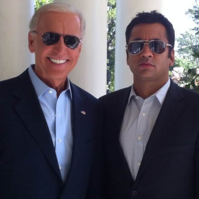 カル・ペンのインスタグラム：「Me: We doing serious face or smiling? (Click) Biden: I smiled. Me: Shit.  Congratulations @joebiden + @kamalaharris!! 🇺🇸」