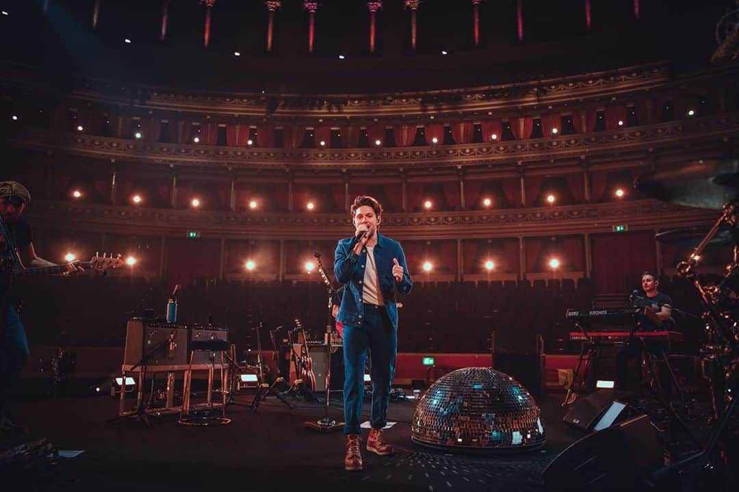 ナイル・ホーランのインスタグラム：「You guys will be tuning from 151 countries worldwide tonight , absolutely insane. You can buy tickets right up until the show starts at 8pm UK. Please get yours and help support the incredible people who make live music events like this one happen x   Get your tickets at niallhoran.com」