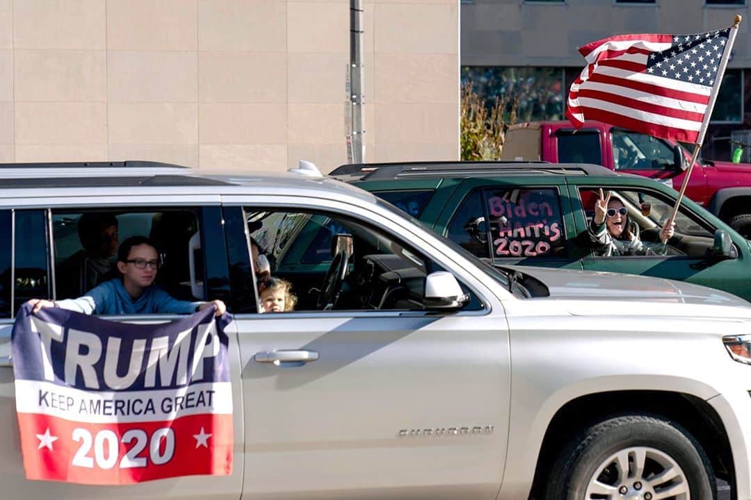 NBC Newsさんのインスタグラム写真 - (NBC NewsInstagram)「A Biden supporter cheers while driving past a group of Trump supporters in Lansing, Michigan, as Joe Biden is projected to win the US presidency.⁠ ⁠ 📷 David Goldman / @apnews」11月8日 3時36分 - nbcnews