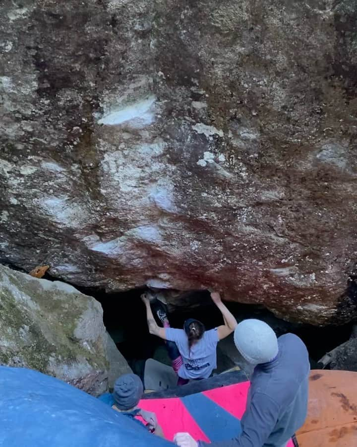 カロリーネ・ジンフーバーのインスタグラム：「what a day at zillergrund today. we were really lucky about amazing conditions 🥶 and i sent ‚Morla‘ 8A/+, Fuchur‘ 8A 🎥 and ‚Dark Dog‘ 7C+ 🥳 #autumnvibes  @scarpa_at @natureclimbing @organicclimbing @belmezattitude @frictionlabs @sosolid_official  . . . . . #austria #zillertal #tyrol #österreich #bouldern #klettern #climbing #climb #climbing_is_my_passion #climbinggirls #climbinglife #climbing_pictures_of_instagram」