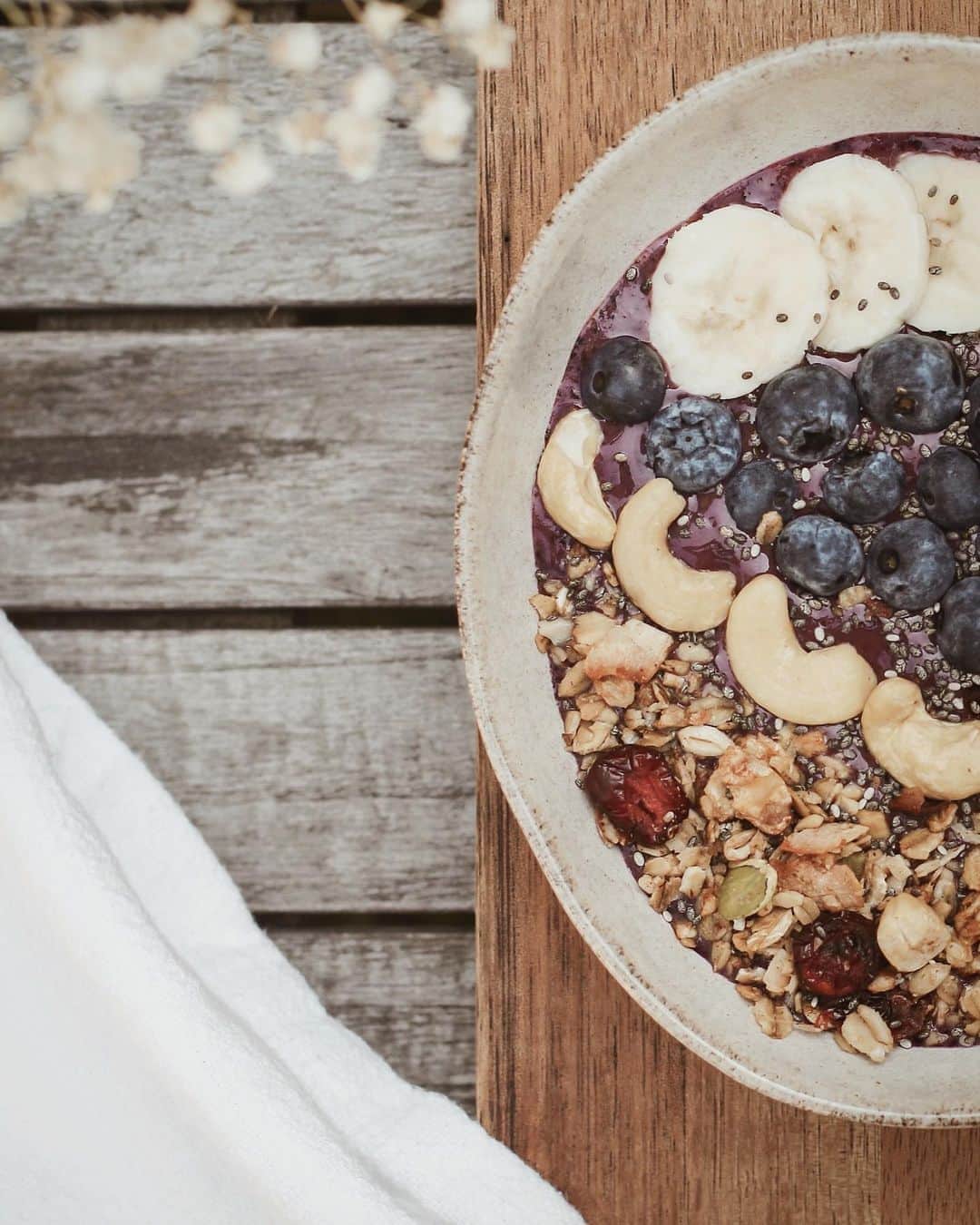 Anna Nyströmのインスタグラム：「Favorite bowl - Açaí with banana, blueberries, chia seeds, nuts & homemade granola 🤍」