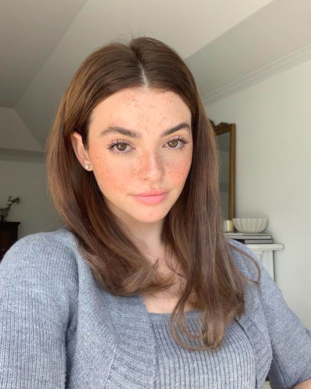 Kelsey Simoneのインスタグラム：「We all need a new beauty routine when the weather gets colder and drier. While changing mine up, I’m trying a lot of new things with my November @ipsy bag! Here’s what’s in mine! #ipsypartner  - @crabtreeandevelyn Evelyn Rose Femme de Force scent - @milkmakeup Matcha detoxifying face mask - @byroe_official bell pepper serum - @tonymoly.us_official DR. OHKIMS+ Cleansing Gel foam  - @complexculturebeauty FULL OUT tinted brown gel in soft brunette - @Julepbeauty Eyeshadow 101 creme to powder eyeshadow stick in “ Champagne shimmer “ - @maccosmetics Cremesheen lipstick in “Sweet Sakura “ - @spacecasecosmetics Seen from space highlighter in “ 1-A “ - @tula Face Filter blurring & moisturizing primer - @trestique Eye pencil + Sharpener in “ Santorini black sands “ - @hanaleicompany Lip Treatment clear」