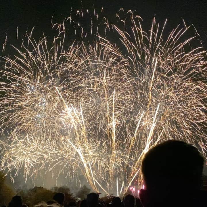 エイミー・ウィラートンのインスタグラム：「Standing in the cold watching the fireworks on #guyfakesnight is an engrained part of my 🇬🇧🧬core ! So I felt a bit emot that I wasn’t with my fam attempting a personal firework night at home 🏡  2019 we were all in Battersea park together where I ruined all the songs with my singing 💥and Dem was kicking like crazy in my belly🤰 🎇 and I remember thinking wow next year I will have a little person with me when we all go to the fireworks together 🧨 ... it hasn’t worked out that way of course and I know we are all trying to birth new dreams , but it’s hard not to feel attached to the ideas we had before this year! I feel grateful everyday that we are somewhere safe and free but I’m still a home girl and I miss my family and friends so I can’t wait till the time comes when we can all be together again for the chilly nights under the sparkles ✨ hope everyone is feeling ok ! 💕 xxx #circleoflife 🙏」