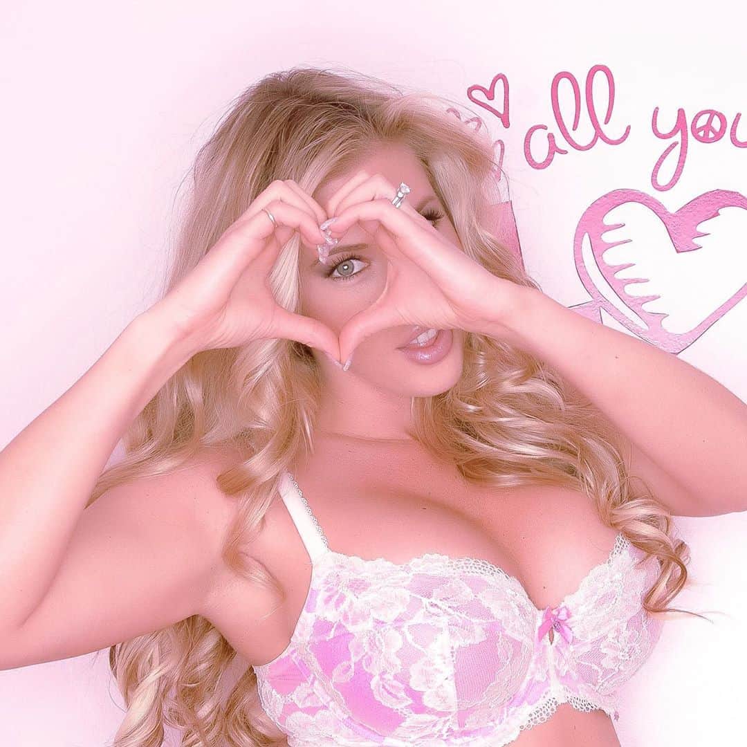のインスタグラム：「Love yall! I hope you’re having a great weekend! 💕🥰」
