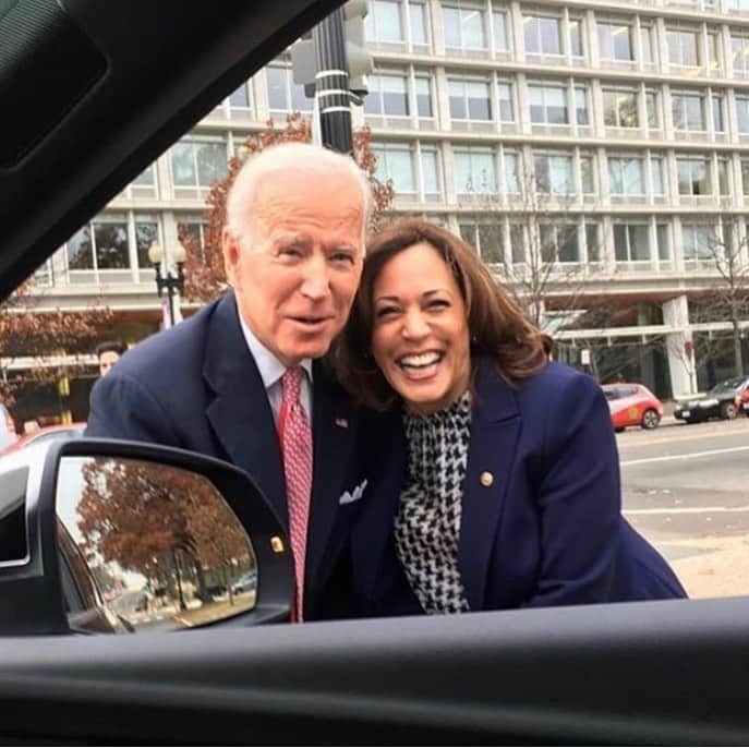 アリシア・デブナム・キャリーのインスタグラム：「YES!!! 😭 Here’s to compassion, equality, science and democracy. 💫✨💕」