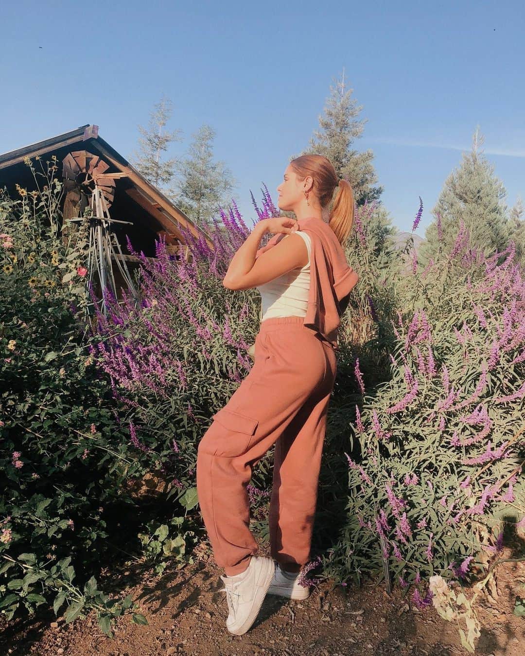 TULAROSAのインスタグラム：「get cozy in @discovercotton💛🌿✨ @camilasenna in the cotton Collared Sweatshirt & Cargo Sweatpant - both available in The Cotton Shop on revolve.com #ShopCotton」