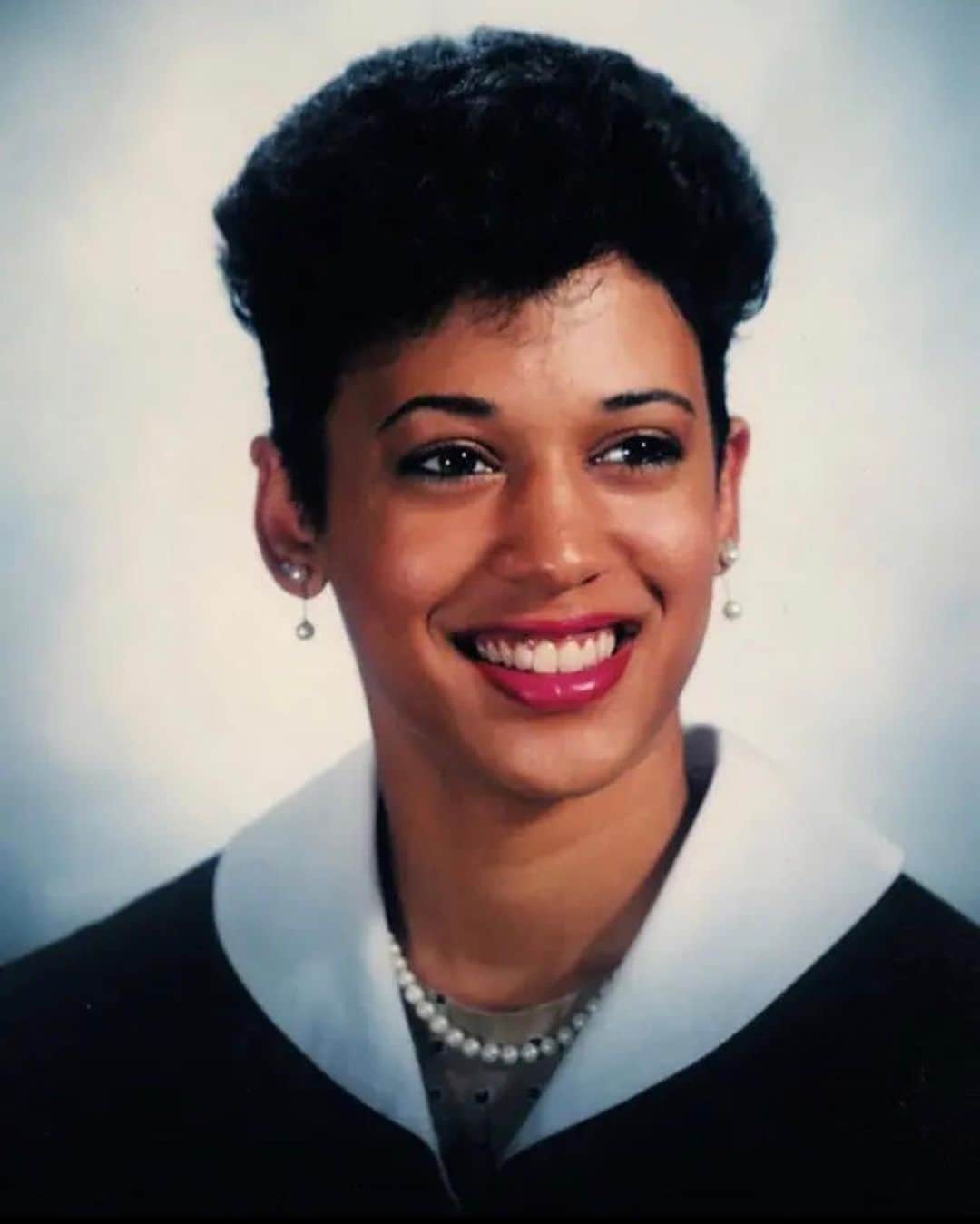 ミラ・ジョヴォヴィッチのインスタグラム：「What a historic day for women in America! In this picture she just looks like she knows she’s gonna do great things in life. Congratulations @kamalaharris on today’s win!! #powerfulwomen #rolemodel」