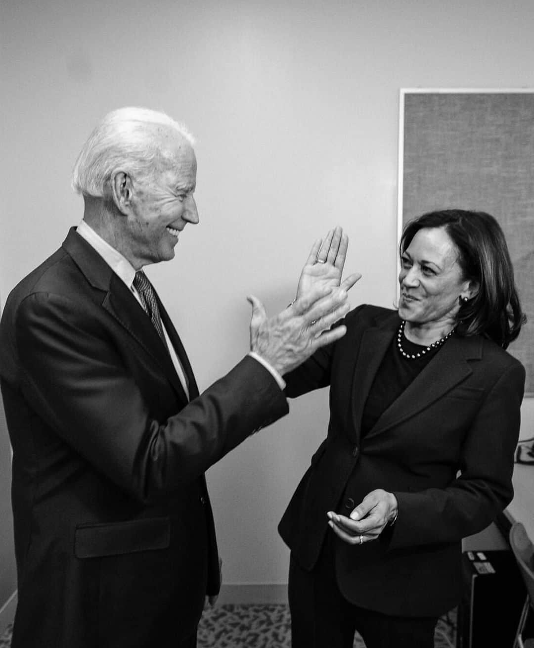 アレクサ・ロジーのインスタグラム：「I’ve never screamed so loud at a tv screen as I did today when Wolf Blitzer made the announcement. today is a beautiful day! cheers to our 46th and our very first madam vice president 🥳」