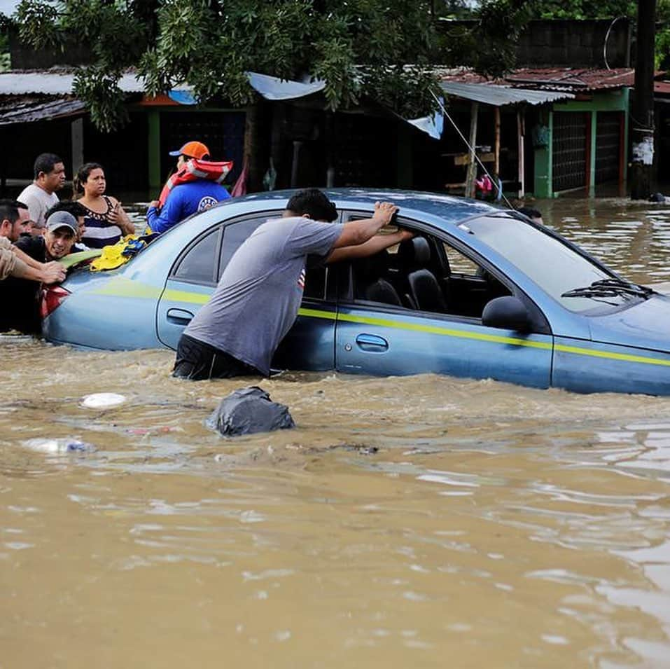 ベン・ヒギンズさんのインスタグラム写真 - (ベン・ヒギンズInstagram)「Urgent and unexpected- Please swipe right and read below.   Hurricane Eta has absolutely devastated Central America this week with up to 4 feet of rain in some areas. Flooding has taken away everything people have known and have fought for their entire lives-homes, businesses, schools, animals, clothes, everything is under water. Many people are still missing or separated from loved ones. Almost no one has insurance, so essentially hope and belief is the only plan. Hope is built on the backs of people like you and me who recognize we are here with a purpose to bring goodness to the world. Please consider supporting our friends in Honduras financially, please consider praying for them, and please consider following our @humanityandhope social media and joining us in any way you can as we assess the damage and plan a way forward. Go to the link in my bio to donate!」11月8日 4時06分 - higgins.ben