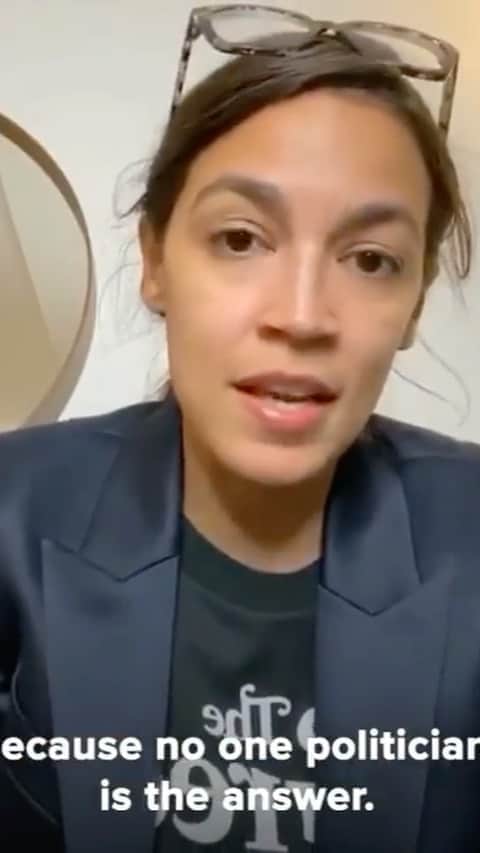 ヤスミン・アル＝マスリーのインスタグラム：「Millions of people organizing every day and working together and advocating for their rights is the answer.. so happy that a mouvement that united enough men and women in America together to fight for democracy has won today.. I have witnessed this anger and frustration become agenda, plan, action, and now results.. can’t not thank @berniesanders @aoc @rashidatlaib @ilhanmn @ayannapressley work.. all what #blacklivesmatter taught us and still is teaching us about how much work we have to do on our selves to graduate into this celebratory moment.. so proud of @joebiden and @kamalaharris especially Kamala’s routs as a black Indian woman.. but I am more proud of the win of the mouvement that they represent, I my self like many people I know voted for an ideology, not a person.. I hope that we can still celebrate today without disrespecting or making fun of those who don’t share our win or believes.. we still live together and we still have to go forward together. #america feels great again ❤️ #thankful」