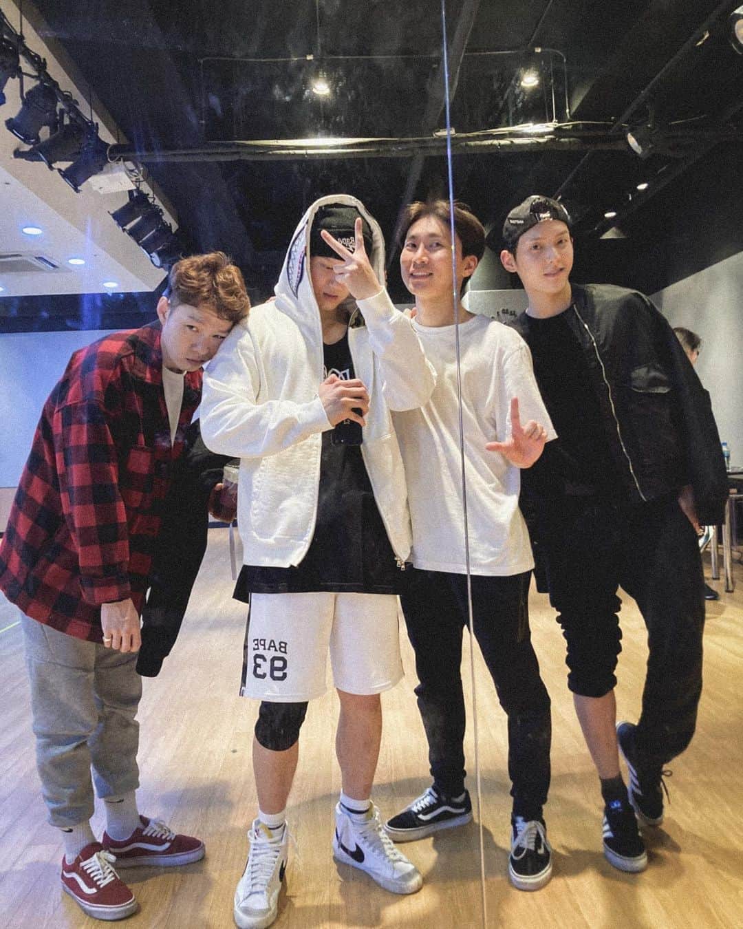のインスタグラム：「Practiced finishhhhed.... about an hour and a half ago but I forgot to upload   @lee_cs_btob  @btob_silver_light  @hutazone   연습 끄으으으읕....난지 한시간 반 정도 됐는데 올리는거 깜빡」