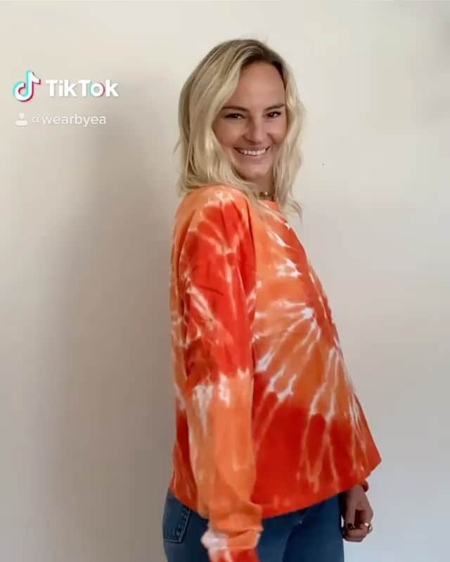 エリン・アンドリューズのインスタグラム：「Repost from @wearbyea NEW! Select NCAA Tie-Dye available! Who are you WEARing and cheering for today? 🏈 📣 🙌🏼 @ncaa @fanatics  Follow us on TikTok @wearbyea  #EveryWEAR #AnyWEAR」