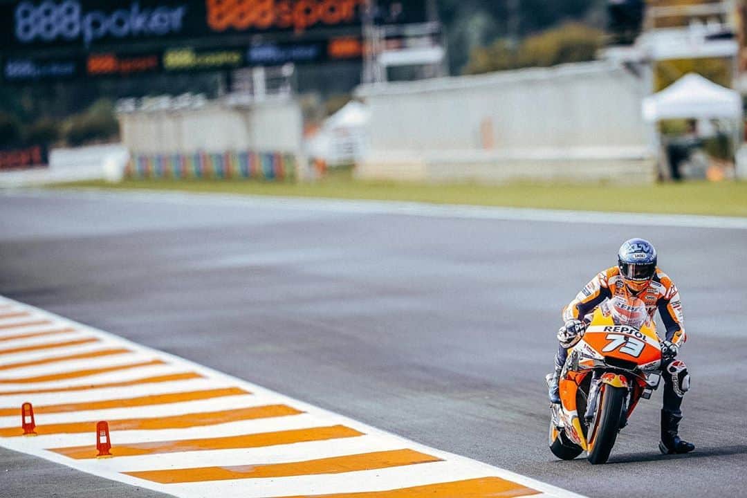 レプソル・ホンダのインスタグラム：「Turn 1 🛑」