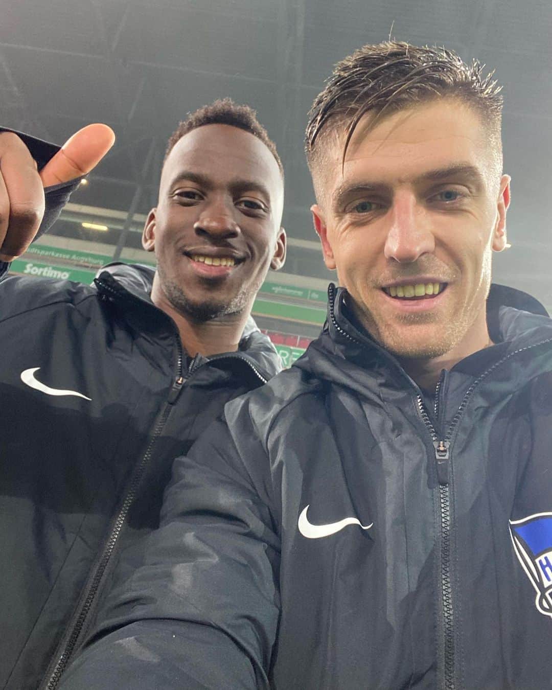 ヘルタ・ベルリンのインスタグラム：「So seh'n Sieger aus! 🥰💪🥳 . . #winnerselfie #FCABSC #HaHoHe #herthabsc」