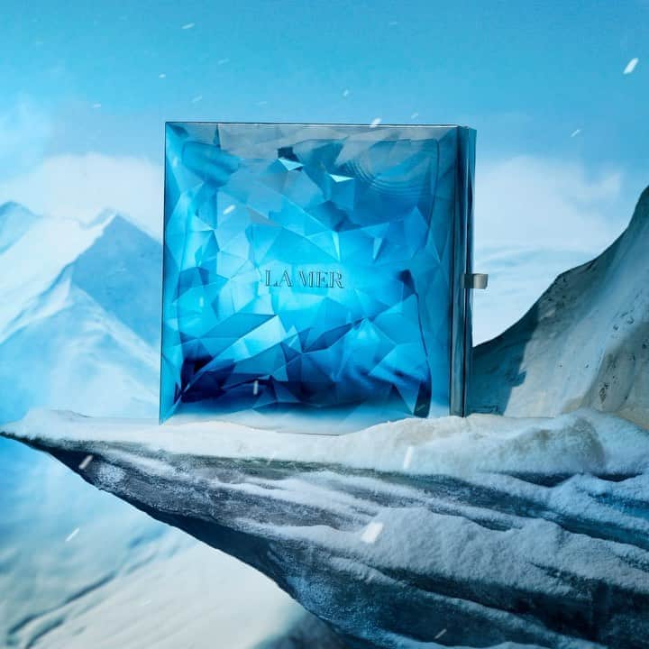 ドゥラメールのインスタグラム：「A true holiday treat—were you lucky enough to get? The very limited-edition Twelve Days of Luminous Hydration offers a different #MiracleBroth-infused treatment for 12 days of indulgence. A keepsake box provides a festive finishing touch for the ultimate extravagance.」