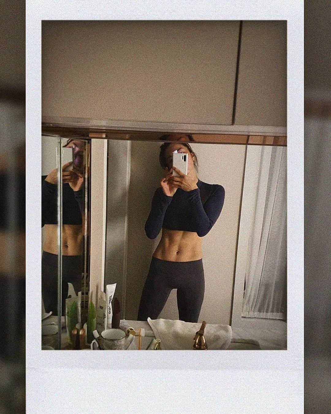 ユ・ハナのインスタグラム：「다 풀어져서는 정신줄 놓고 막 먹어댔더니  몸은 기다리기라도 한듯 바로 풀어져버림 다시 나자신과 한 약속을 지켜보자. 식탐을 이겨내는 일도 어렵고 물을 많이 마시는 것도 필요한것들을 잘 챙겨먹는 일도 애들 재우고 홈트하는일도 쉽지않지만. 하루 한번 속 시원해질만큼 땀흘리기. 그것만은 꼭 지켜보기. . . . 남과 비교할 게 뭐 있어 오늘은 너의 인생에서 가장 오래 산 시점이야. 가장 많은 지혜를 가졌고, 가장 많은 경험을 했으며, 가장 많은 사랑을 받아온 결과가 오늘이잖아. 넌 언제나 어제보다 나은 오늘을 달리고 있잖아. 어제보다 오늘 더 스스로를 뛰어넘고 있잖아. 그러니 친구야, 난 네가 난쟁이가 아닌 거인으로 살았으면 좋겠어. 남보다 작은 난쟁이가 아니라 어제의 너보다 오늘 더 큰 거인으로 살아갔으면 좋겠어. 난 네가 그렇게 어깨 펴고 살아갔으면 좋겠다 친구야.  - 정영욱 책 '편지할게요' 중에서」