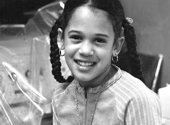 フィービー・トンキンのインスタグラム：「To all the little girls and young women out there, today is a momentous reminder you can do and be anything you want to be when you grow up @kamalaharris 💕  A BEAUTIFUL DAY! To everyone who voted, who worked the polls, who phone banked, who protested, those who tirelessly (and in some states bravely) counted the ballots this week, to those who used their voices LOUDLY, and those who did so in private, who educated themselves and others, who campaigned, who held hope and didn’t give up. Bless you! Thank you! This is a victory for democracy and for humanity. You all did this, together! ♥️♥️」