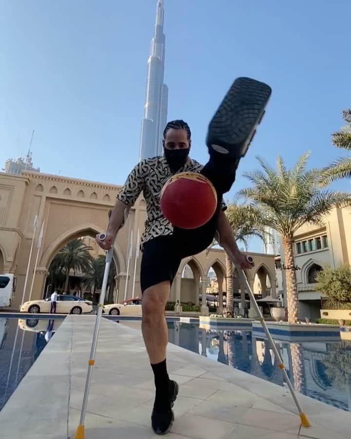ショーン・ガルニエのインスタグラム：「I Can’t resist ! 😂👊🏼⚽️🔥 🔹 Still loading ...  #seangarnier #seanfreestyle #urbanballer #football #injuries #tricks #skills」