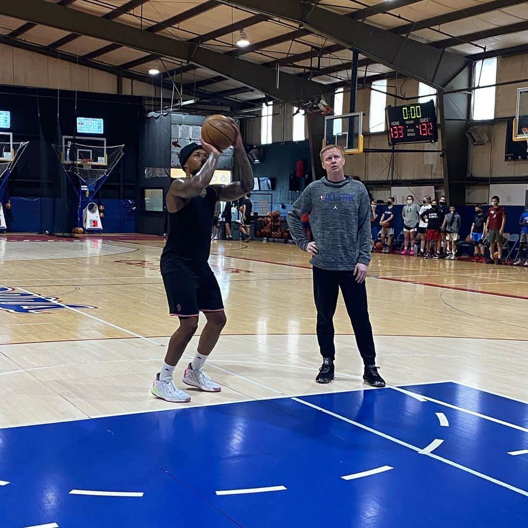 デイミアン・リラードのインスタグラム：「Jordan and pippen of getting better... 😂😂😂 but we really do this shit... 13yrs! #PhilTheGoat」