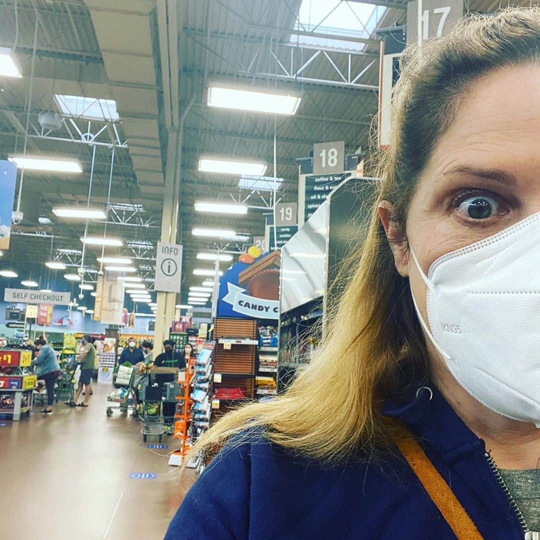 メアリー・マコーマックのインスタグラム：「I’ve watched TV for five days straight and finally decided to run to Kroger’s for a food shop. OF COURSE that’s when it was announced.  I definitely caused a scene — crying at Kroger’s. ❤️🇺🇸」