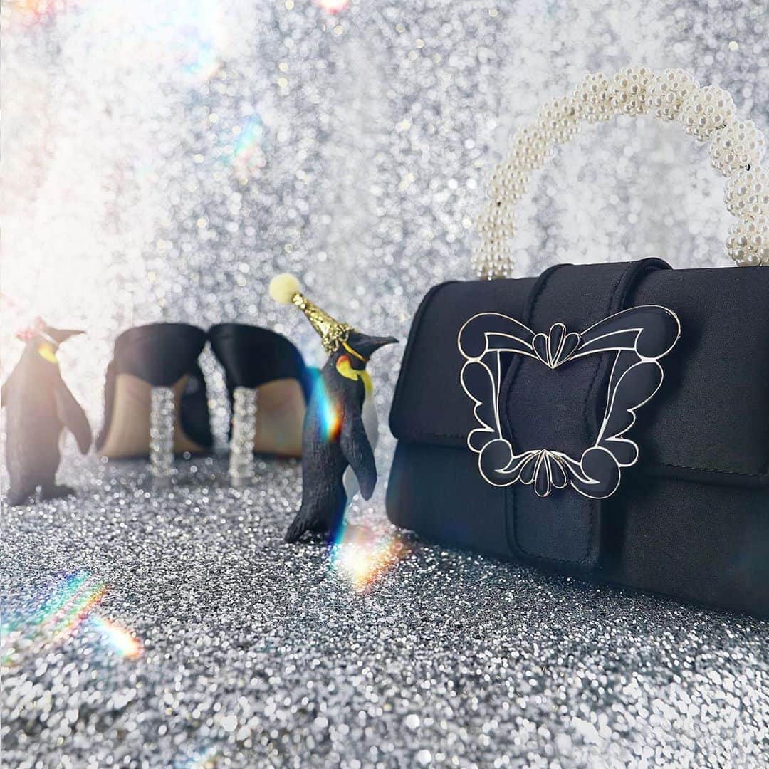 SOPHIA WEBSTERさんのインスタグラム写真 - (SOPHIA WEBSTERInstagram)「sHOe, sHOe, sHOes… ❄️✨⁣   A touch of Sophia sparkle in a Webster Wonderland ✨ Unwrap our dreamiest duos this holiday season...⁣⁣ ⁣⁣ #SophiaWebster #SWGiftGuide⁣⁣ ⁣ 🐧 - @theprettypandashop」11月8日 4時51分 - sophiawebster