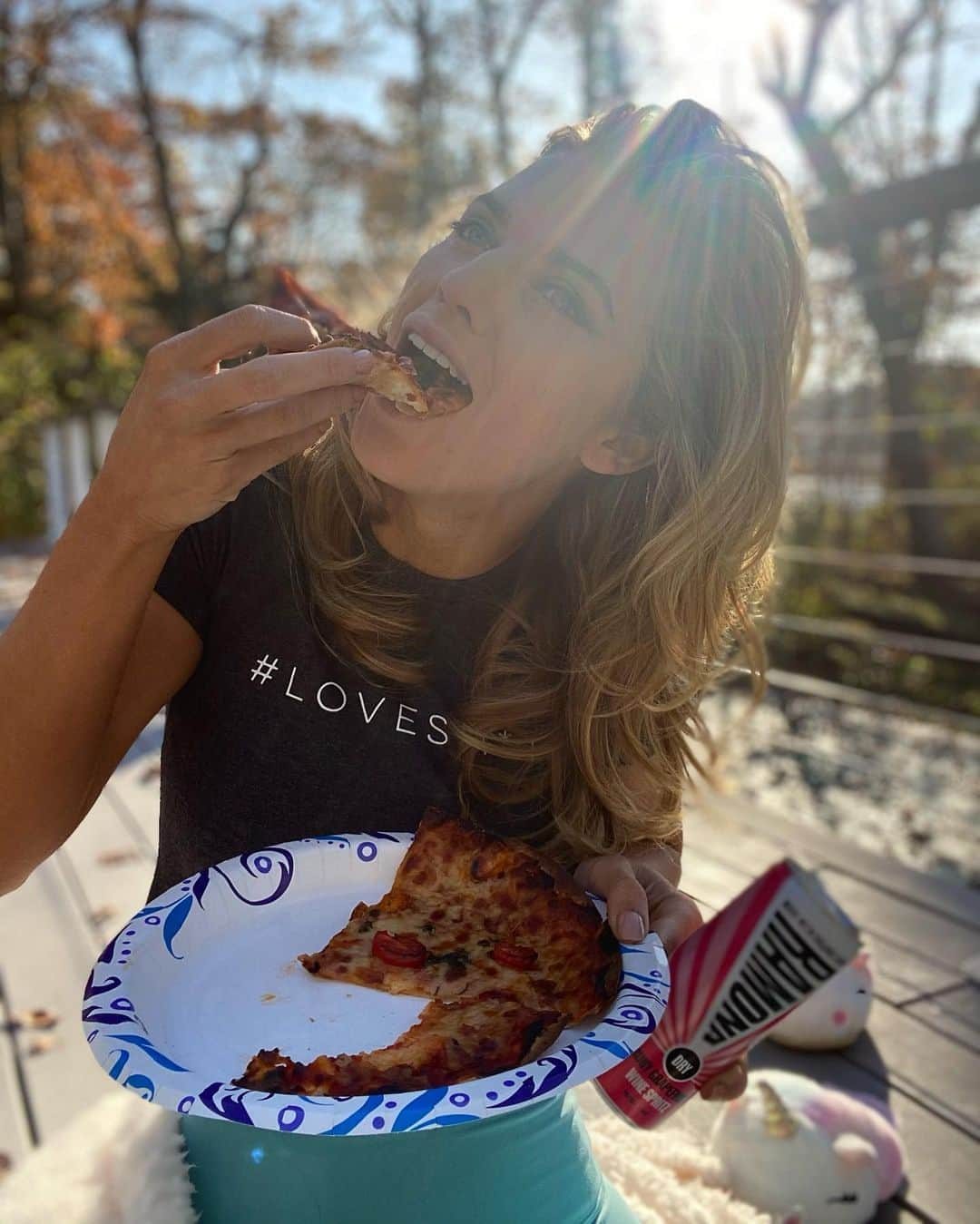 アナリン・マッコードのインスタグラム：「If you’re celebrating, please do so responsibly - #drinkorganic - thank you @jennymollen !!! @drinkramona 💙💙💙💙💙💙💙💙💙💙💙💙💙」