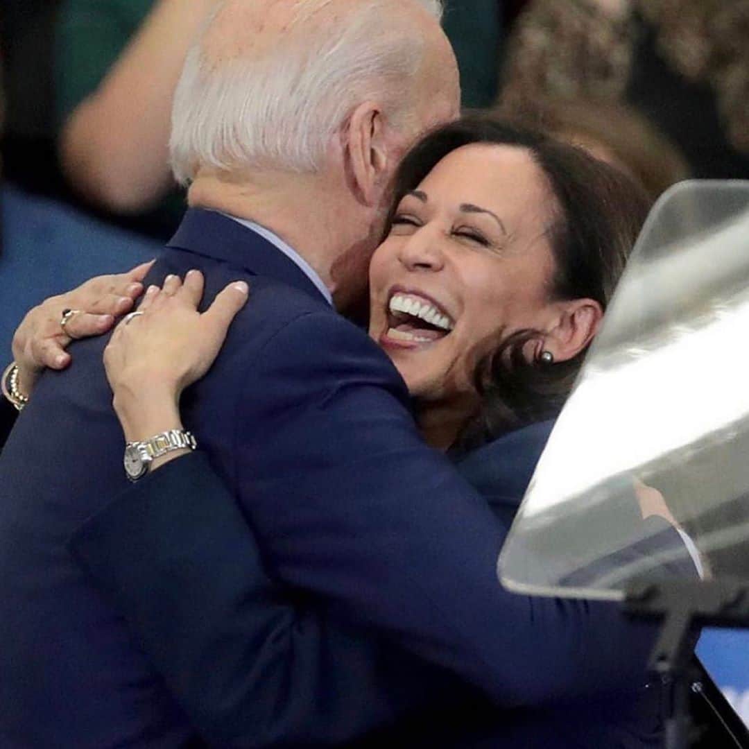ドミニク・バーンズのインスタグラム：「Madame Vice President-Elect!!!!!! Thank you for sparking belief in so many across this nation. We are 💯% behind you! The message this sends to the women, POC and little ones in our nation is indescribable, and because of our voices and those of so many black and brown people, WE ARE HERE! Congratulations @kamalaharris! 💙🇺🇸💙」