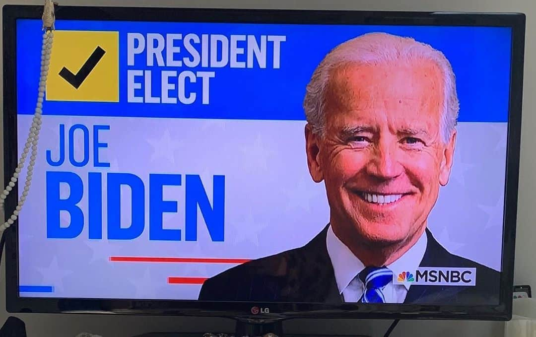 レナ・ダナムのインスタグラム：「Seeing a human smile- a smile with empathy in it, a smile with lights in its eyes- and the word president on the same screen. Knowing that we have our first female Vice President, a woman of color, standing beside him. The texts full of every patriotic emoji possible and the cheers in the streets and the sighs of relief- remembering why being an American can feel hopeful and not just hurtful. What a wonderful day ❤️」