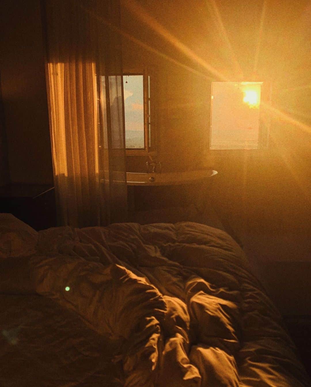 西内ひろさんのインスタグラム写真 - (西内ひろInstagram)「I will never forget the last morning of Malta🇲🇹☀️  太陽の光で目覚める。 影のアートを感じながら 気持ちよい風と 小鳥の囀りと 一杯の珈琲と☕️  なによりも変えがたい贅沢な朝。  東京に戻った今も余韻で早く目覚めた🌄  #セクシーに見せて一人 #シャドーで遊んでみたり #あまりにも影が凄いもんだから #ホテル　#朝日　#贅沢な朝  #影 #西内ひろのオススメ旅  #旅　#人生を楽しむ  #マルタ島　#海　#ヨーロッパ　#旅　#冒険しよう #trip #travel  #work #europe  #gozo #beautiful  #visitmalta #aftercovid19 #nicehotel #beautifulsunrise  #sunrise  #morning #jetlag」11月8日 4時56分 - 0214hiro