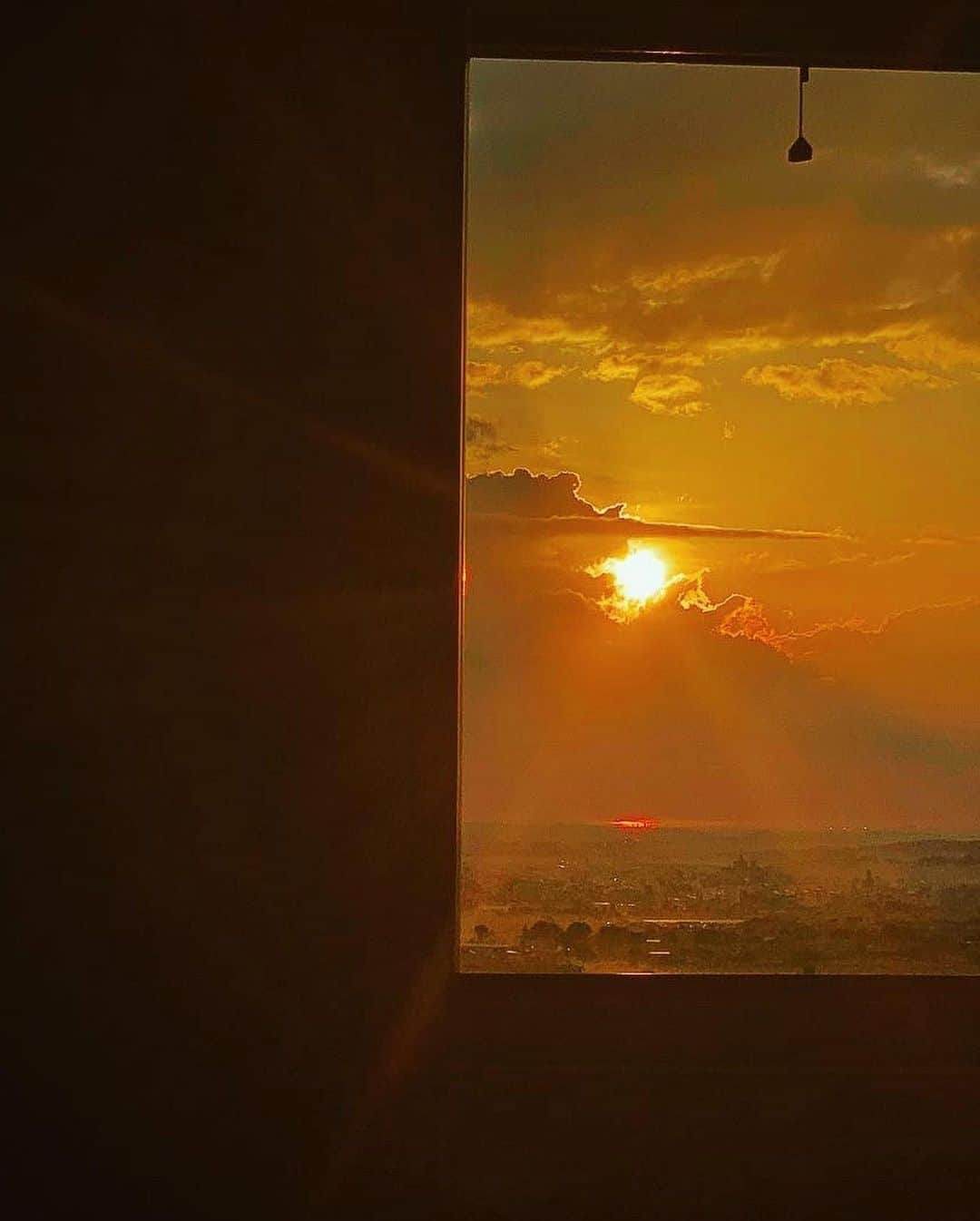 西内ひろさんのインスタグラム写真 - (西内ひろInstagram)「I will never forget the last morning of Malta🇲🇹☀️  太陽の光で目覚める。 影のアートを感じながら 気持ちよい風と 小鳥の囀りと 一杯の珈琲と☕️  なによりも変えがたい贅沢な朝。  東京に戻った今も余韻で早く目覚めた🌄  #セクシーに見せて一人 #シャドーで遊んでみたり #あまりにも影が凄いもんだから #ホテル　#朝日　#贅沢な朝  #影 #西内ひろのオススメ旅  #旅　#人生を楽しむ  #マルタ島　#海　#ヨーロッパ　#旅　#冒険しよう #trip #travel  #work #europe  #gozo #beautiful  #visitmalta #aftercovid19 #nicehotel #beautifulsunrise  #sunrise  #morning #jetlag」11月8日 4時56分 - 0214hiro